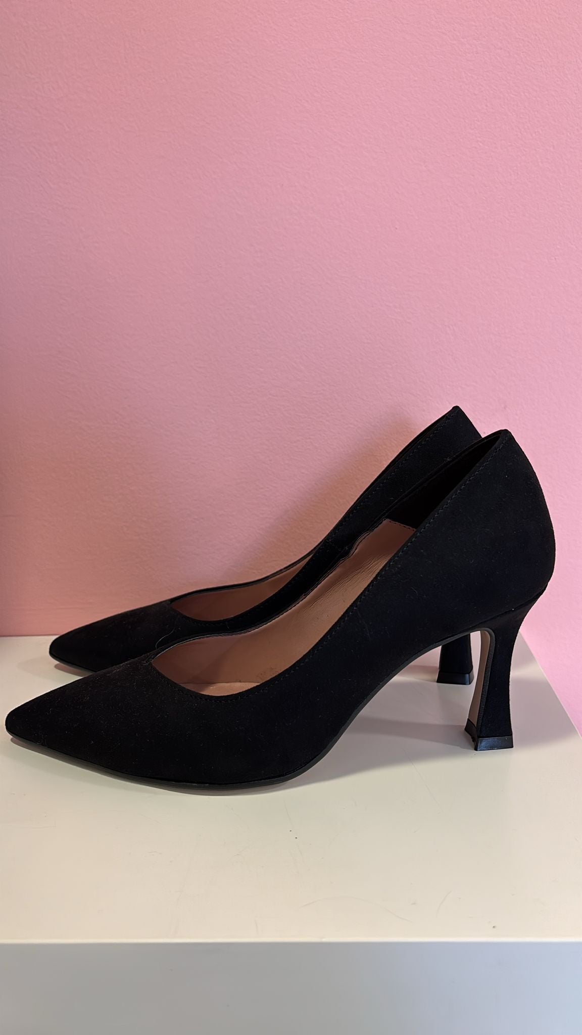 Décolleté Divine Follie in camoscio nero con tacco sculpted statement