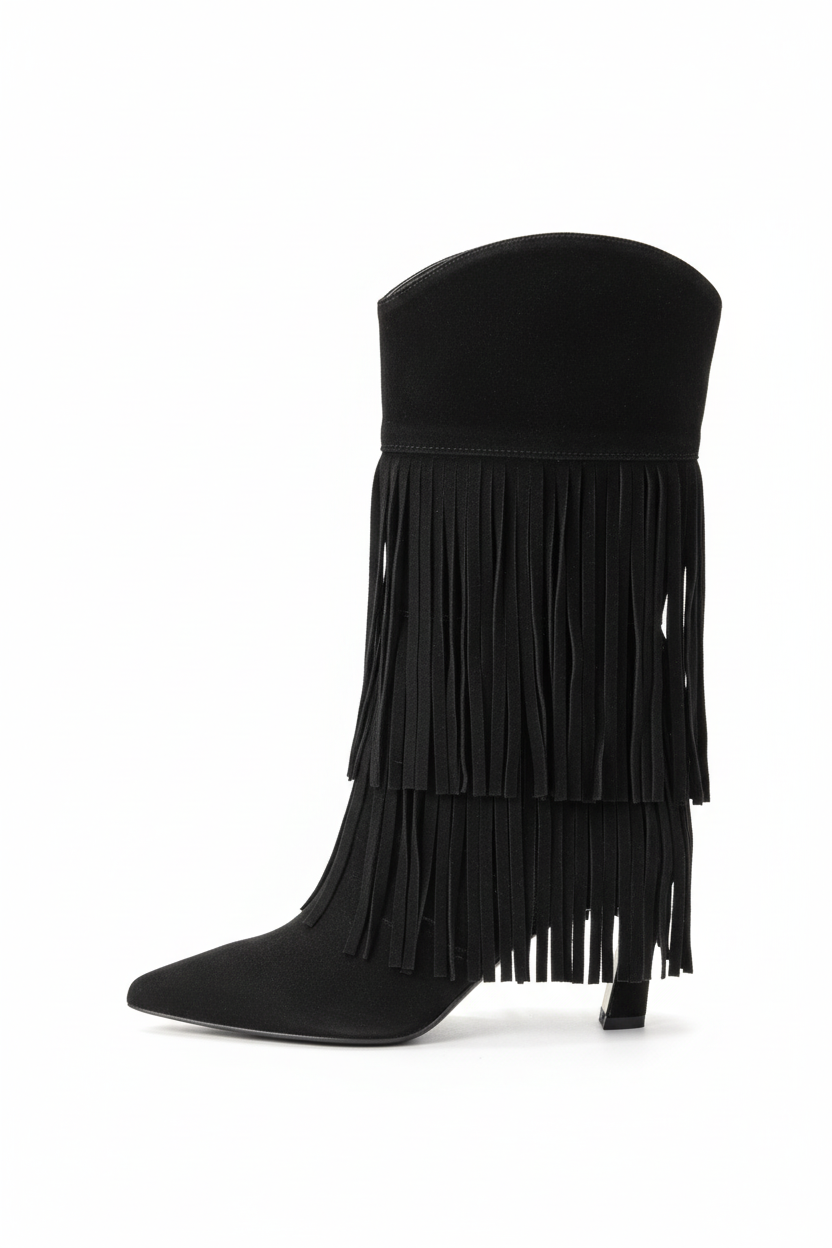 Stivaletto nero con frange su sfondo bianco