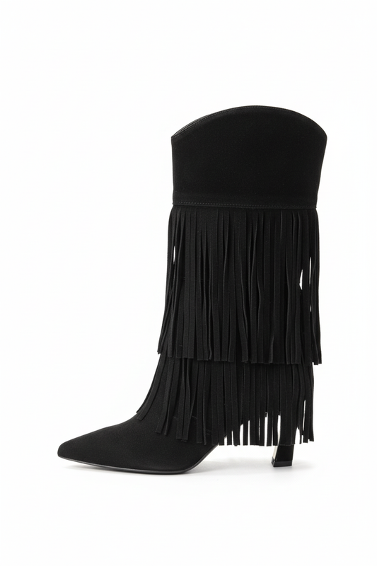 Stivaletto nero con frange su sfondo bianco
